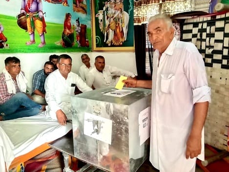 In the Shri Krishna Gaushala Committee election, former chief Fakirchand Godara won by 15 votes