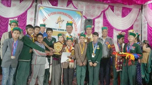 The minister honored meritorious students in Kafnu school