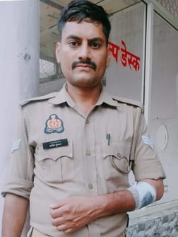 The accused of bike robbery and the constable were shot