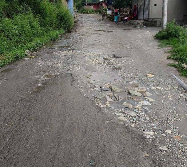 Nirmand-Bagipul road is in bad condition, this time also difficulties will have to be faced during apple season