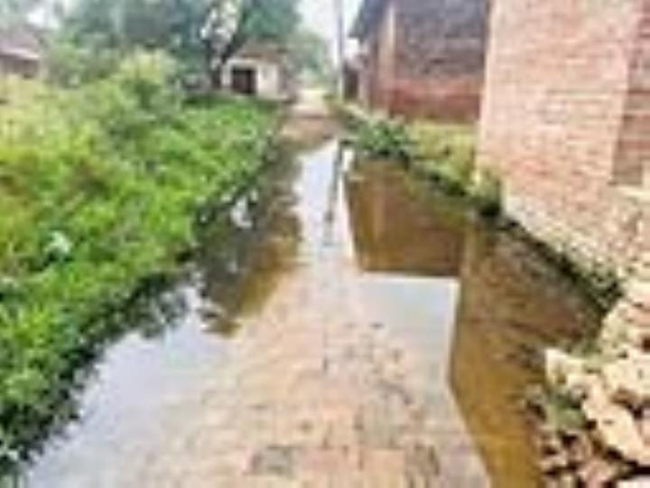 Dirty water flowing on the roads in Gandhi Nagar