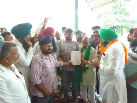 Satha paddy was not purchased even on the second day, farmers submitted memorandum to SDM in protest