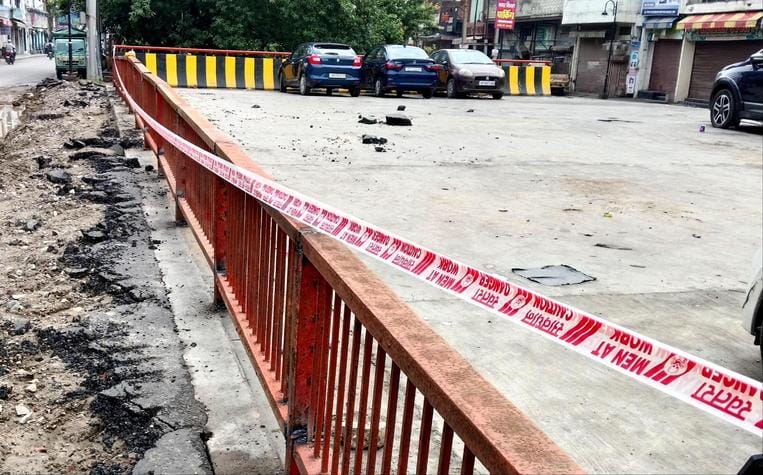 Parking facility started on both the bridges built on Paandhoi river