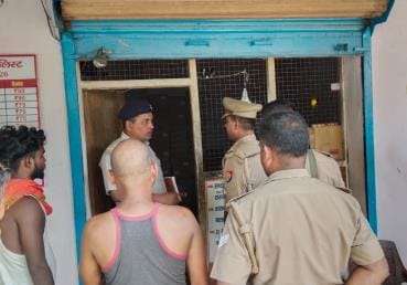 Theft by breaking the shutters of liquor shops