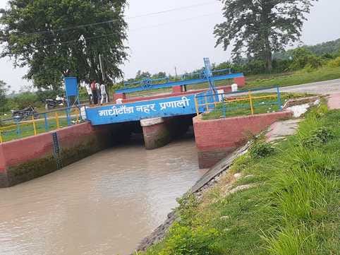Leakage in Rajwaha, front part of siphon bridge cut