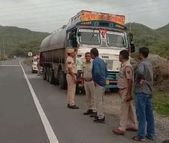 Sirohi News: A milk tanker hit the car of devotees returning from Sundhamaata Darshan, woman die