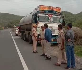 श्रद्धालुओं की कार को दूध से भरे टैंकर ने टक्कर मार दी