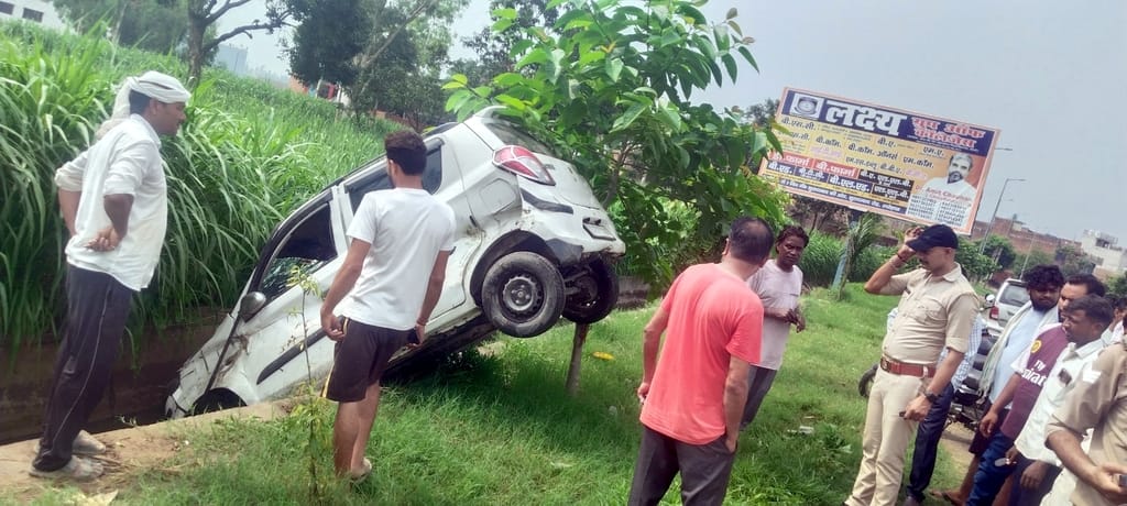 A car crushed an old man walking on foot, causing his death
