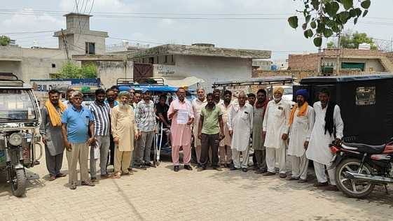 Auto and e-rickshaw drivers reached the police station and demanded a permanent place