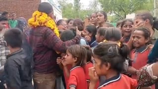शिक्षक के ट्रांसफर पर रोते हुए बच्चे