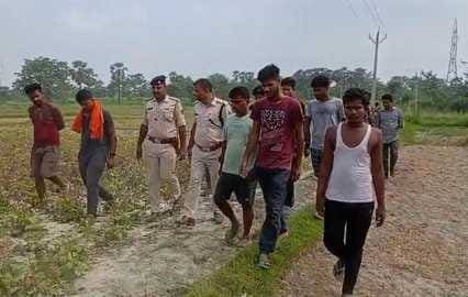 Muzaffarpur Bihar news :unkown youth dead body found in pond police investigate people says its murder