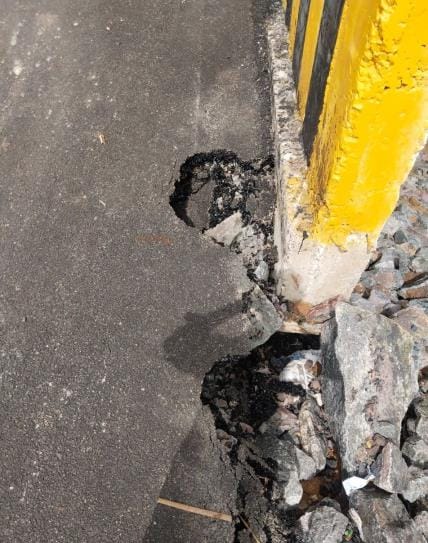 The approach road of the bridge constructed at the cost of Rs. 11.75 crores has sunk, danger has increased