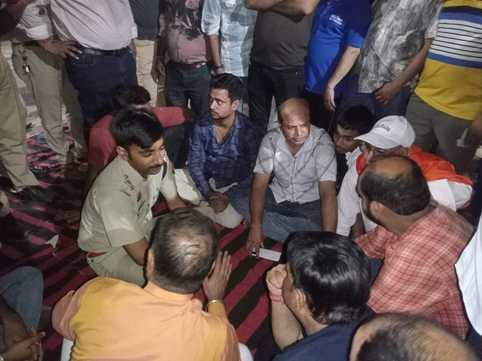 Hindu organizations and traders staged a sit-in at the police station