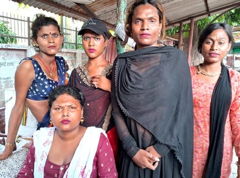 Eunuchs caught the young man with a pistol and handed him over to Ujhani police
