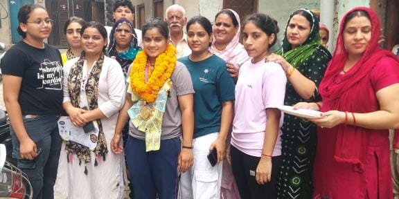 Rinku, a juice vendor, won two gold medals in strength lifting