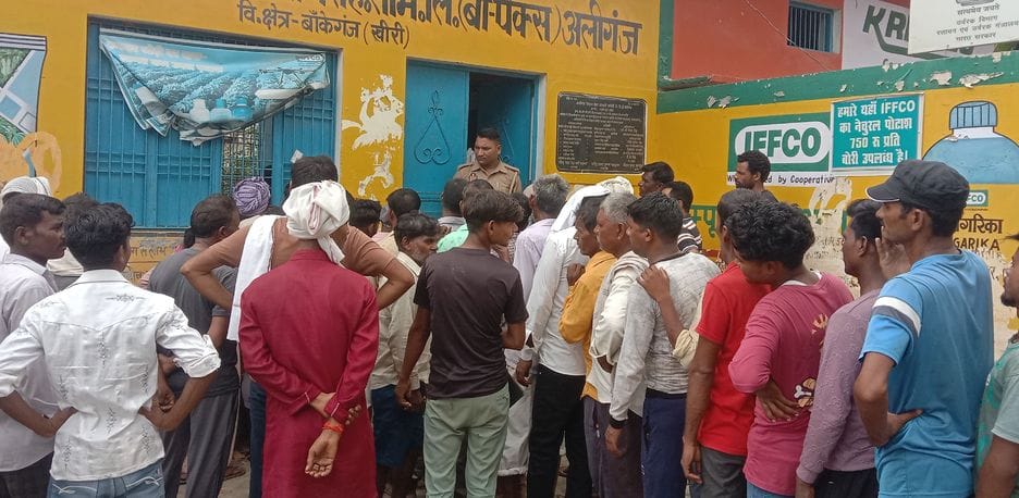 Fertilizer crisis: Distribution under police protection in Aliganj