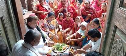 बिहारी जी मंदिर में पूजा अर्चना करती हुई महिला गोस्वामी। संवाद