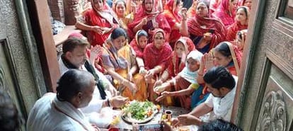 बिहारी जी मंदिर में पूजा अर्चना करती हुई महिला गोस्वामी। संवाद