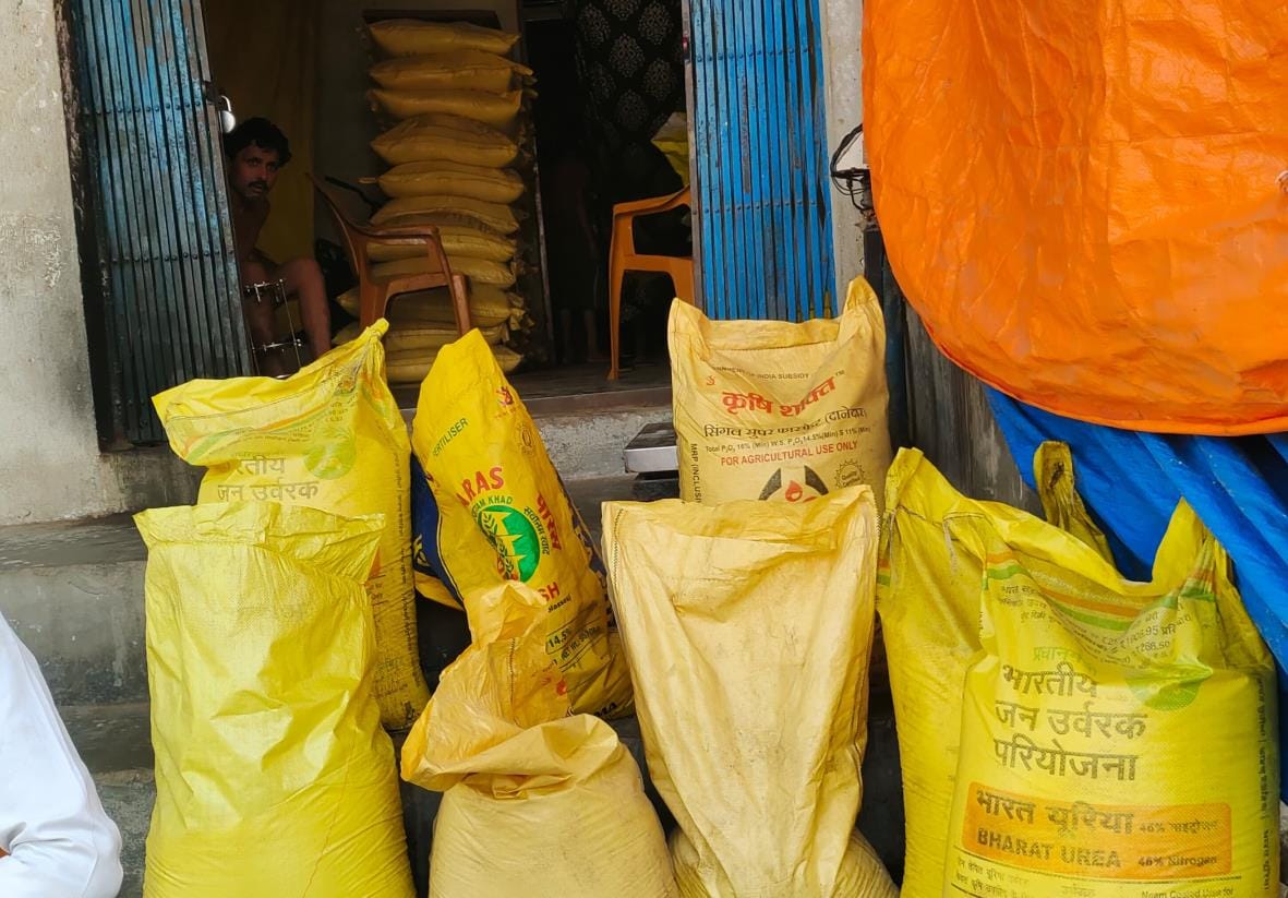 Selling urea at high prices is looting farmers