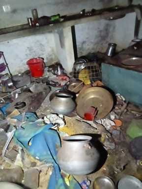 ब्लास्ट के बाद बिखरा घर का सामान (फ़ोटो:अमर उजाला)