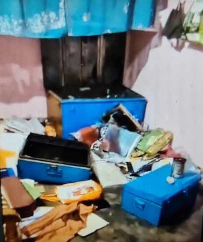 Cash and jewellery stolen by breaking the lock of the house