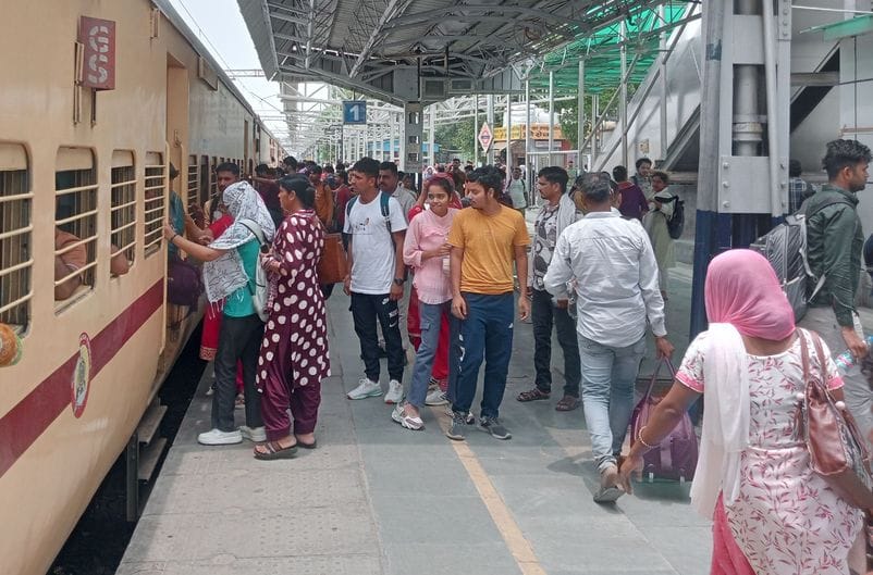 Garib Rath and Amrapali Express were delayed by 3 hours, Jhelum was delayed by 2.5 hours