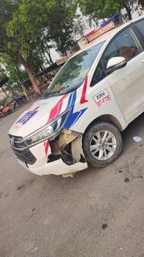 Dial 112 vehicle driver suffered a heart attack while on duty, vehicle collided with a divider