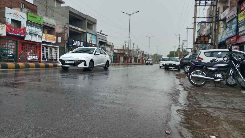 Rain increased humidity in Fatehabad city and Bhattu Mandi, people were suffering from heat
