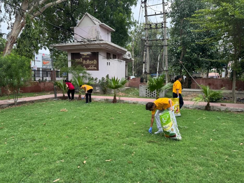 Hamara Pyar Hisar team cleaned the green belt