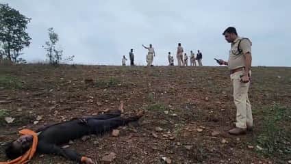 घटना स्थल पर जांच करती पुलिस