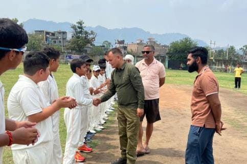  क्रिकेट खिलाड़ियों से हाथ मिलाते मुख्य अतिथि थाना प्रभारी सुंदरबनी राजीव शर्मा।