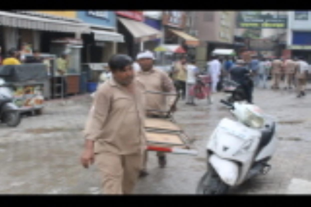 52 temporary shops and carts removed from eight places including Karna Gate market