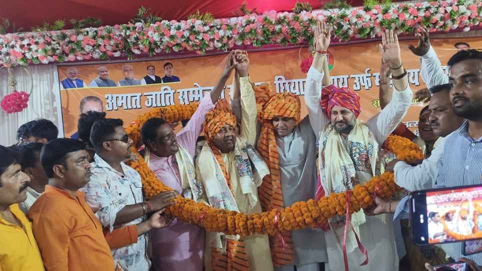केंद्रीय गृह राज्य मंत्री का स्वागत करते कार्यक्रम के आयोजक।कार्यक्रम में मौजूद अमात जाती के ल