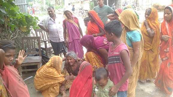मृतक के घर पर जमा लोगों की भीड़। फोटो - अमर उजाला डिजिटल