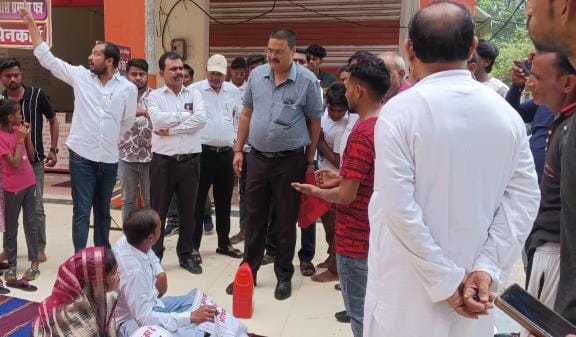 When the employees did not pay attention, the councilor sat on a dharna with her husband