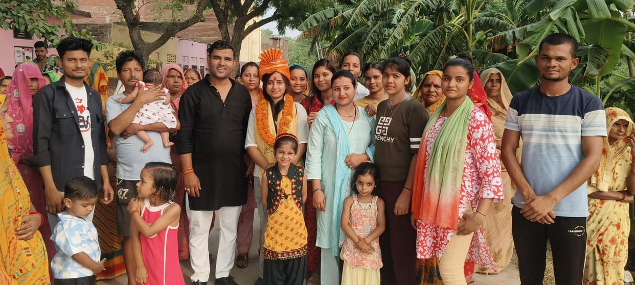 The daughter of the village was sent off for training with drums and trumpets