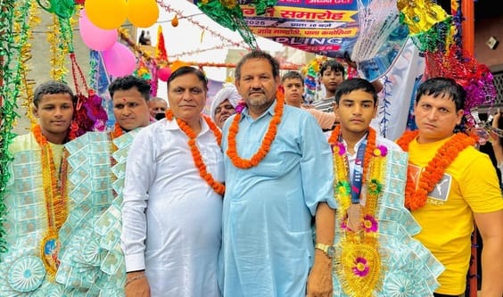The wrestlers who returned from Kazakhstan after winning medals in the Grappling World Cup were welcomed in Mandothi.