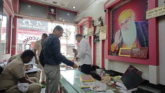 Masked men entered a jeweler's shop, stayed for half an hour and stole gold and silver jewelry