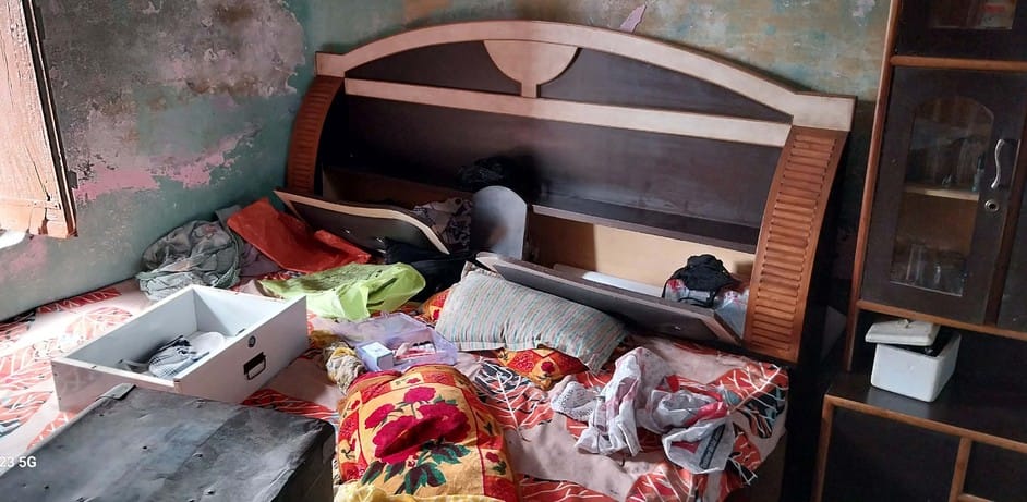 Thieves entered the house through the window and stole jewellery worth lakhs