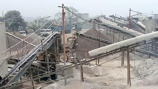 The stone trade decreased by 60 percent due to the closure of Yamuna bridge