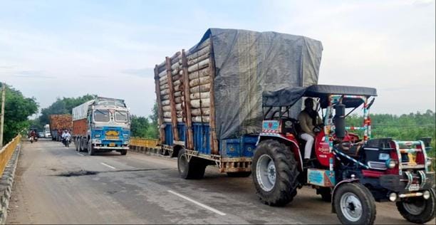 Traffic on a dilapidated bridge, life may end soon