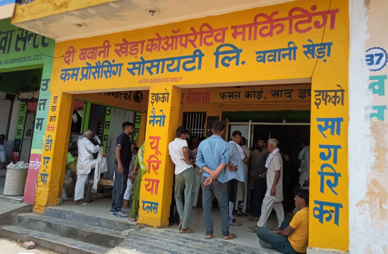 There is a shortage of fertilizers in Bawanikheda, farmers said that the crop will be affected due to not sowing on time