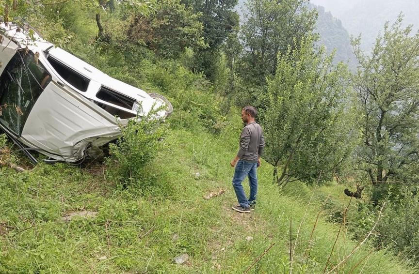 Car falls into ditch, young man dies, girl seriously injured