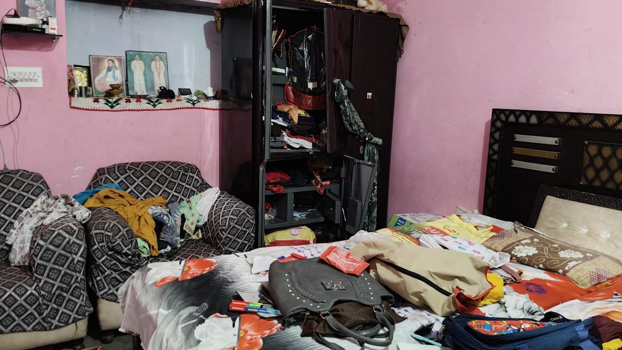 26 tolas gold jewellery and cash stolen from the house, thieves also took away the pet dog