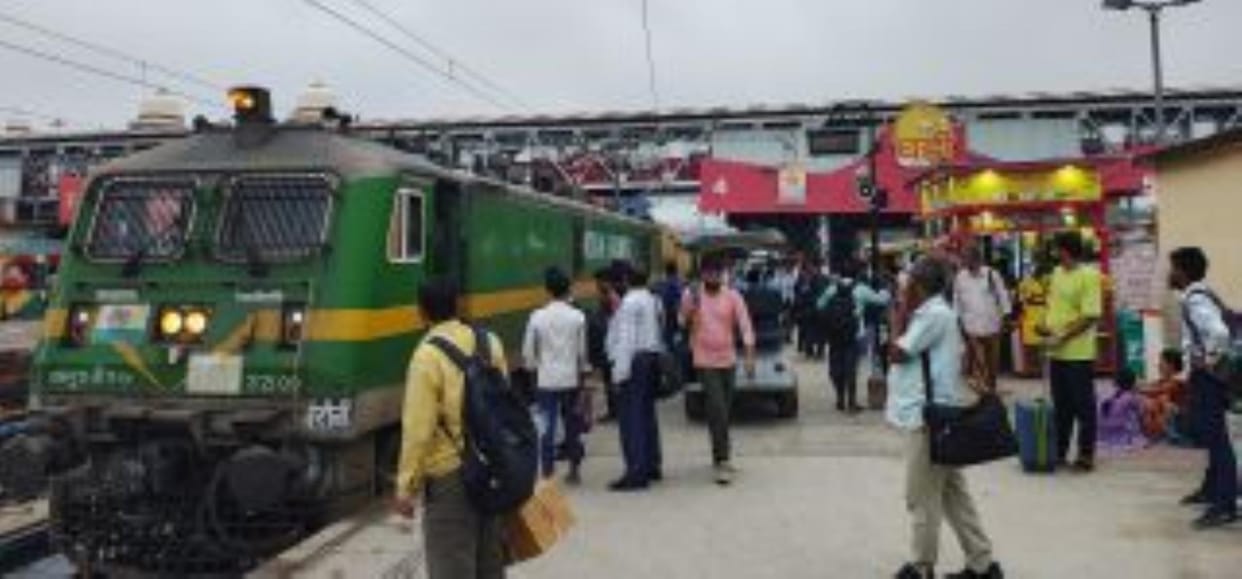 E-cart saved from colliding with Varanasi-Bareilly Express, accident averted