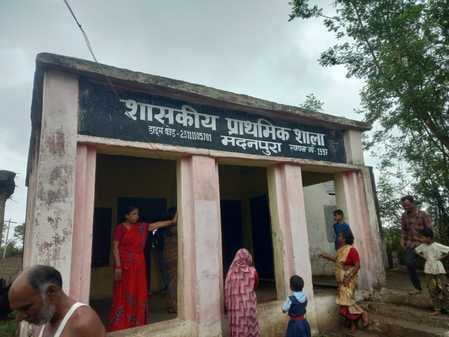 Plaster from the ceiling of the classroom fell on the children while they were studying, 2 girls got injured