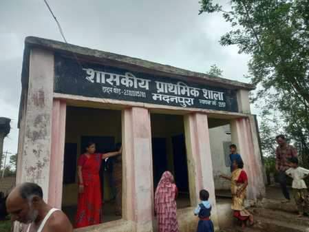 छत का प्लास्टर गिरने से 2 बच्चियां घायल