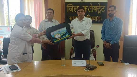 एएनएम को किट देते जिला कलेक्टर