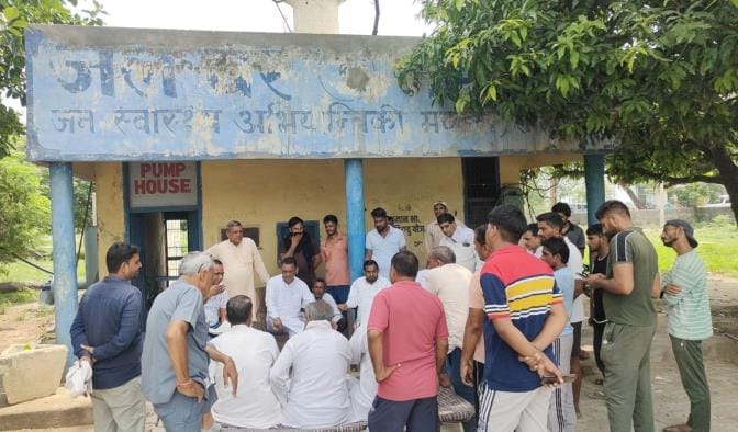 Villagers got angry due to supply of dirty water in Jamalpur village, locked the water tank
