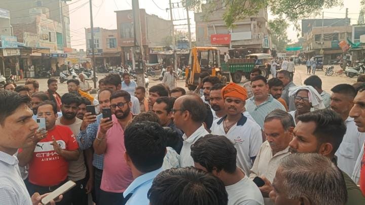 A team arrived at the market with a JCB to remove the encroachments, but returned due to opposition.